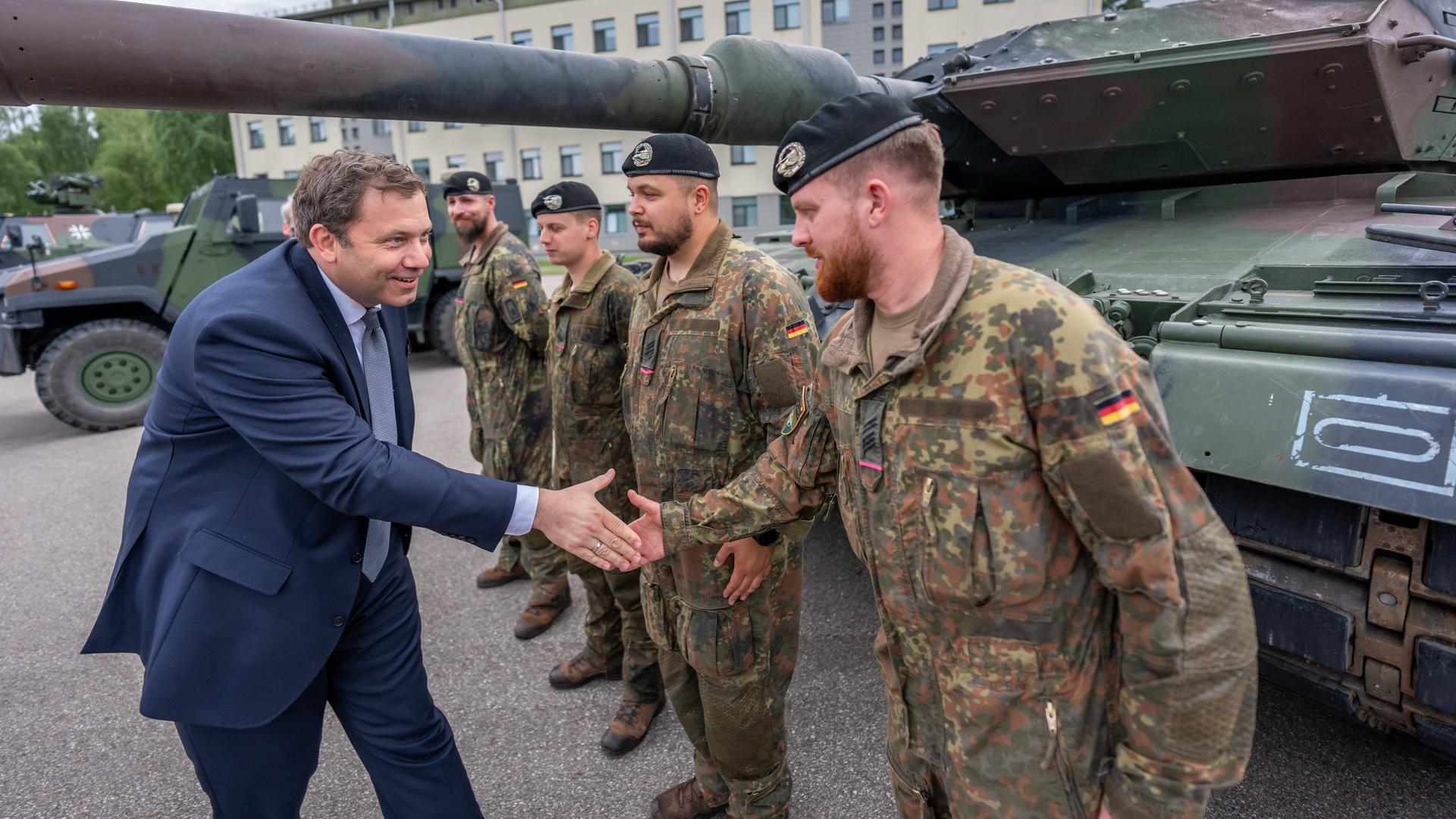 Lars Klingbeil (SPD), Bundesminister der Finanzen und Vizekanzler, besucht die Soldaten beim Nato-Gefechtsverband in Rukla und spricht mit der Besatzung eines Leopard Panzers. 