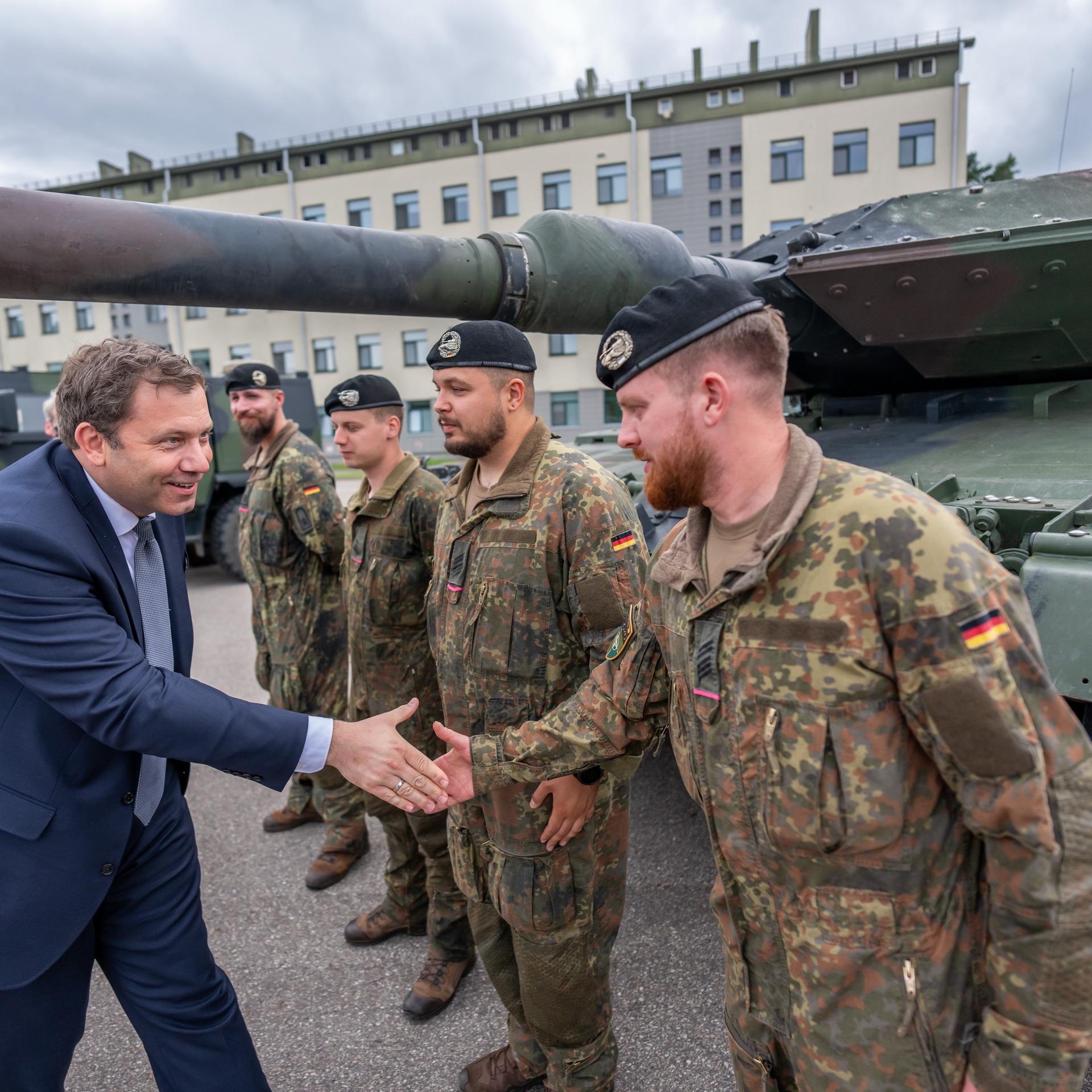 Litauen - Klingbeil besucht deutsche Soldaten