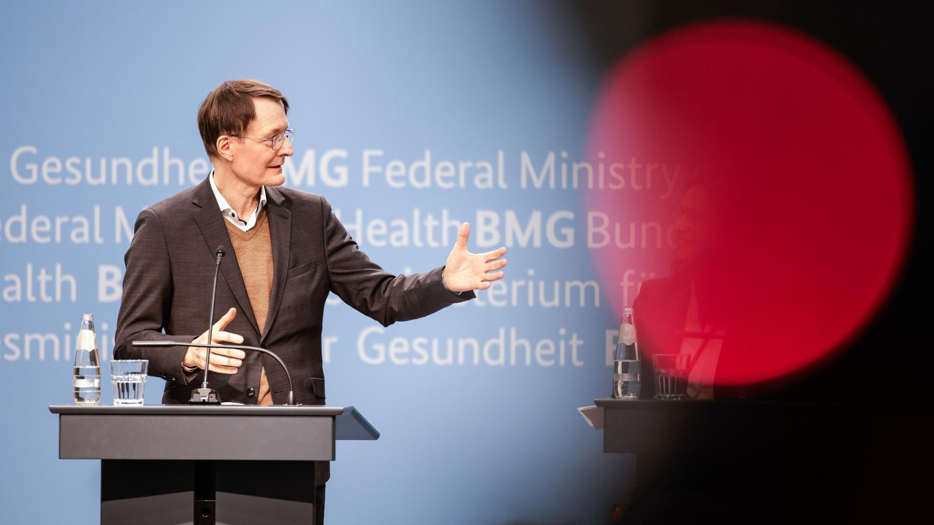 Berlin: Karl Lauterbach (SPD), Bundesminister für Gesundheit, spricht auf einer Pressekonferenz.