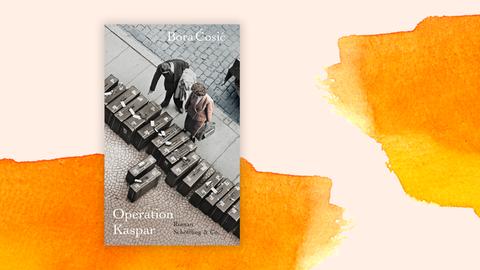 Auf dem Buchcover ist aus der Vogelperspektive ein Mann und eine Frau zu sehen, die auf eine Unzahl in Reihe stehender Lederkoffer blicken, die auf dem Trottoir stehen. Der Mann weist mit dem Zeigefinger auf einen der Koffer und trägt seinen Mantel über den Unterarm gelegt. Die Frau trägt eine Handtasche. Auf dem Kopfsteinpflaster der Straße und des Bürgersteigs sind der Autorenname und er Buchtitel zu lesen. Hinter dem Cover sind orangene Farbflecken.