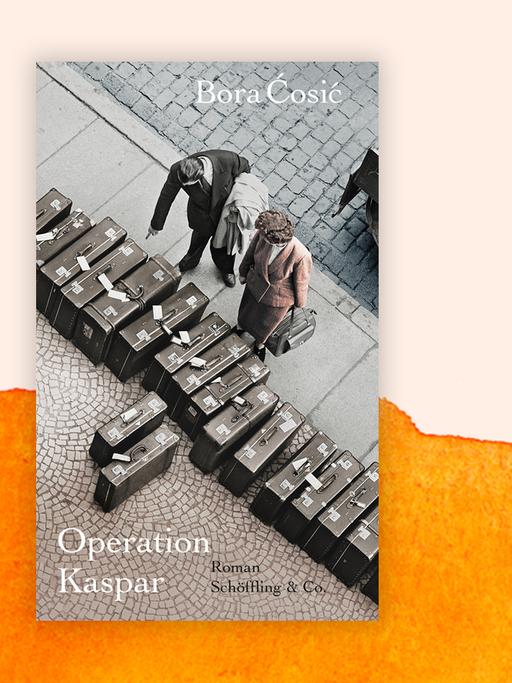 Auf dem Buchcover ist aus der Vogelperspektive ein Mann und eine Frau zu sehen, die auf eine Unzahl in Reihe stehender Lederkoffer blicken, die auf dem Trottoir stehen. Der Mann weist mit dem Zeigefinger auf einen der Koffer und trägt seinen Mantel über den Unterarm gelegt. Die Frau trägt eine Handtasche. Auf dem Kopfsteinpflaster der Straße und des Bürgersteigs sind der Autorenname und er Buchtitel zu lesen. Hinter dem Cover sind orangene Farbflecken.