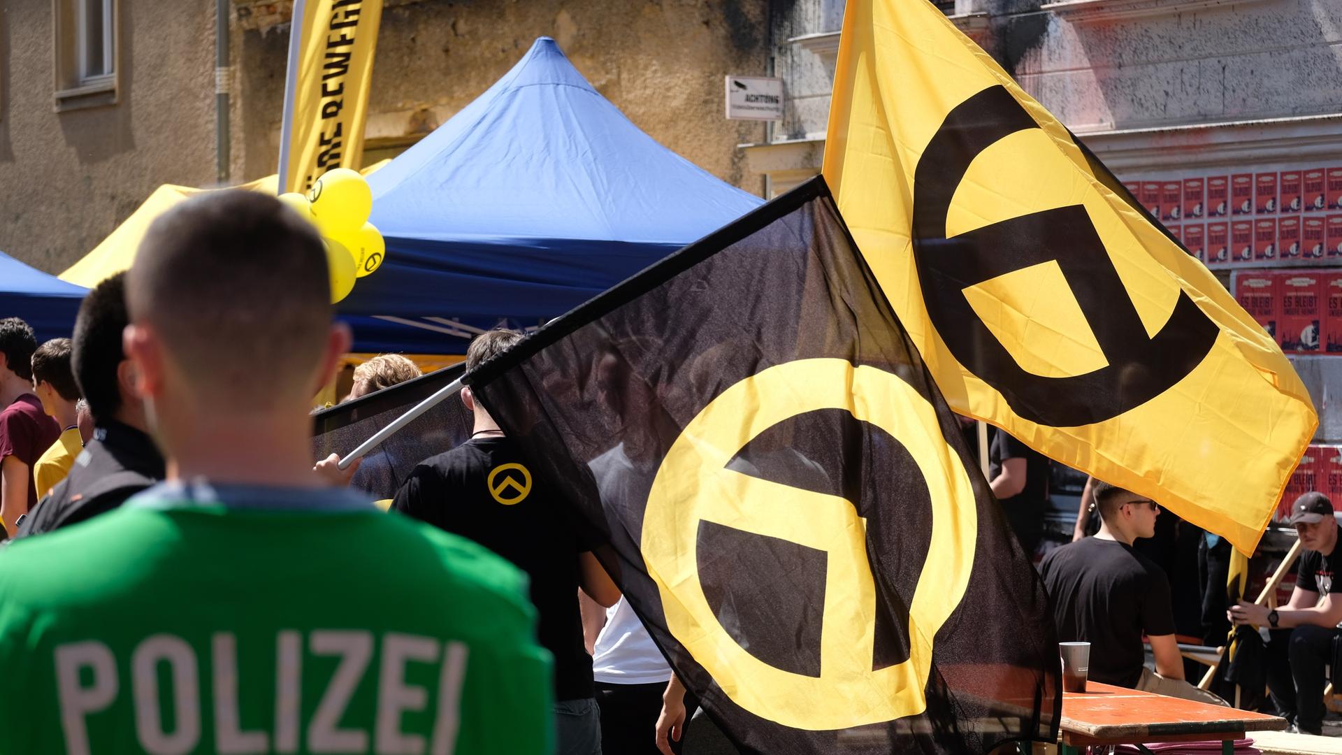 Wie die Identitäre Bewegung die FPÖ und AfD beeinflusst