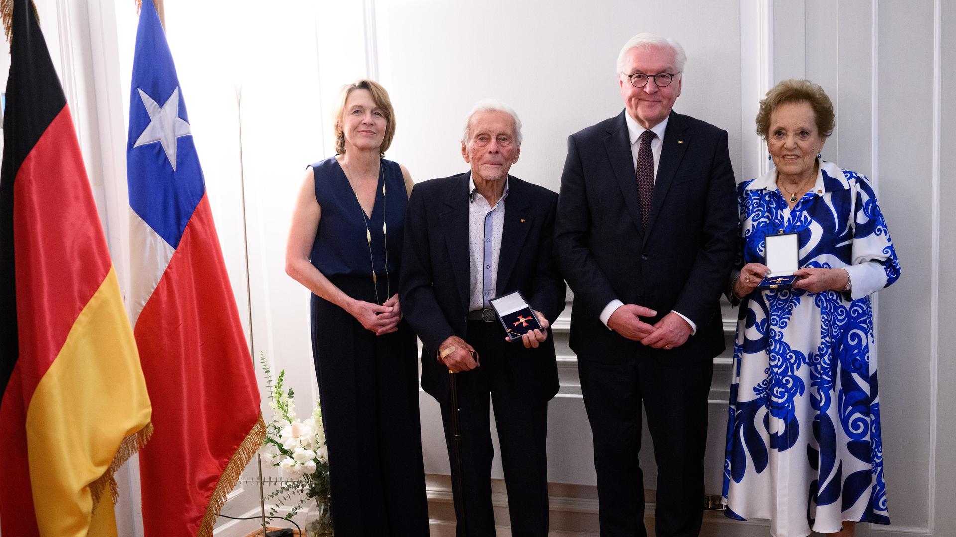 Bundespräsident Frank-Walter Steinmeier (2.v.r) und seine Frau Elke Büdenbender (l) mit den zuvor mit dem Verdienstorden der Bundesrepublik geehrten Rudi Haymann (2.v.l) und Ana Maria Wahrenberg (r). 