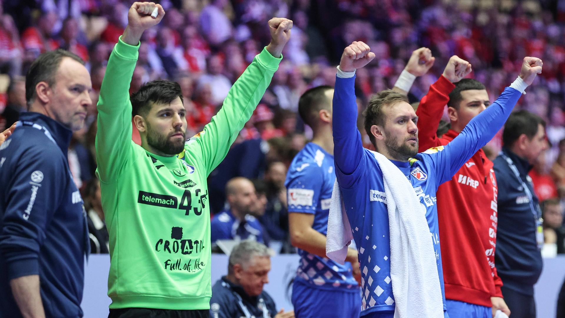 Spieler Kroatiens reißen nach dem Sieg über Island die Hände hoch und freuen sich über den dritten Platz bei der Handball-EM.