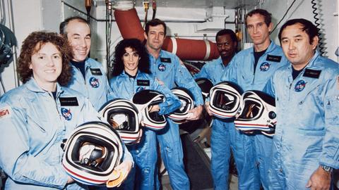 Zwei Frauen und fünf Männer gehörten zur Besatzung der Raumfähre Challenger. Ganz links steht Christa McAuliffe.