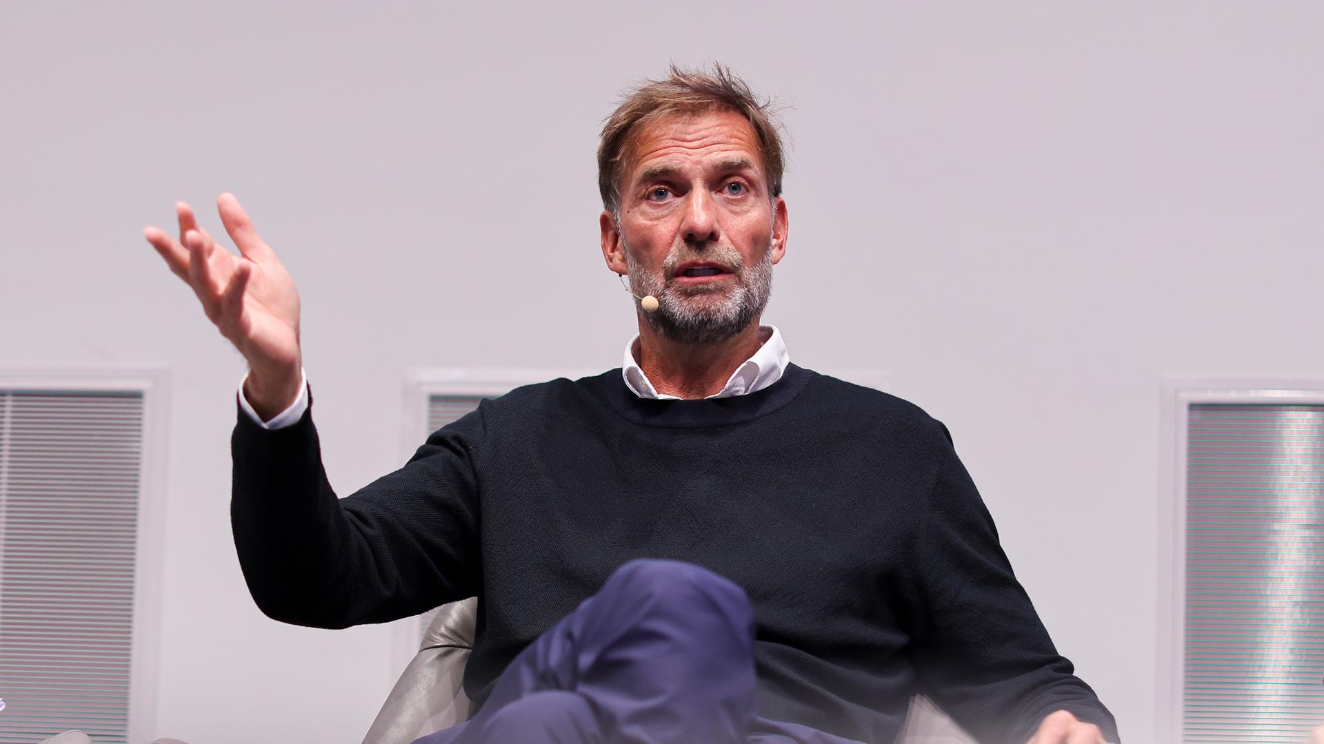 Jürgen Klopp gestikuliert. Jürgen Klopp gestikuliert.