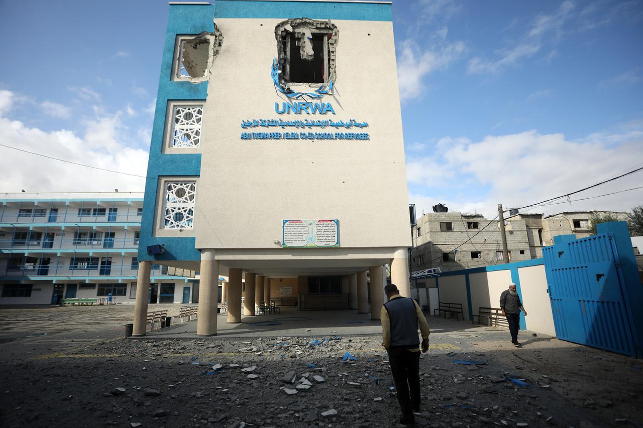Arbeiter inspizieren die Schäden an einer UNRWA-Schule in Chan Yunis im Gazastreifen, die durch einen Luftangriff der israelischen Streitkräfte entstanden sind.