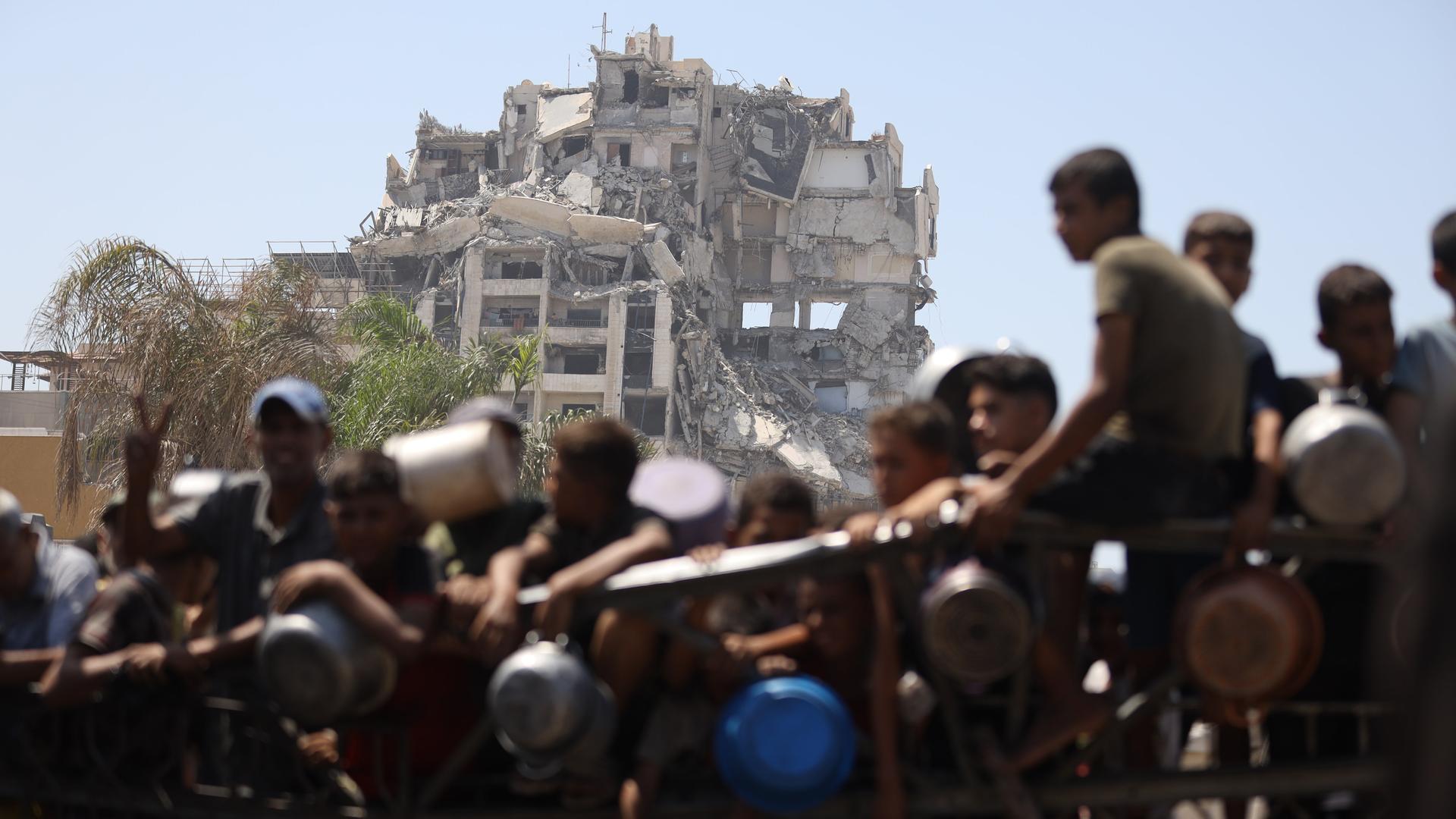 Palästinenser, darunter auch Kinder, versammeln sich in Gaza-Stadt, um warme Mahlzeiten entgegenzunehmen. Palästinenser, darunter auch Kinder, versammeln sich in Gaza-Stadt, um warme Mahlzeiten entgegenzunehmen.
