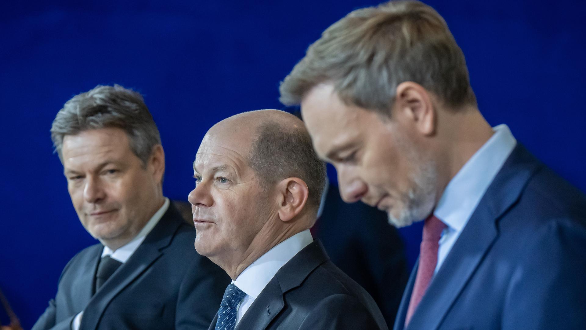 Robert Habeck (l-r, Bündnis 90/Die Grünen), Bundesminister für Wirtschaft und Klimaschutz, Bundeskanzler Olaf Scholz (SPD) und Christian Lindner (FDP), Bundesminister der Finanzen