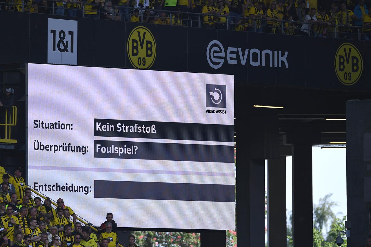 Videobeweis beim Fußball-Bundesligaspiel Borussia Dortmund gegen Mainz 05