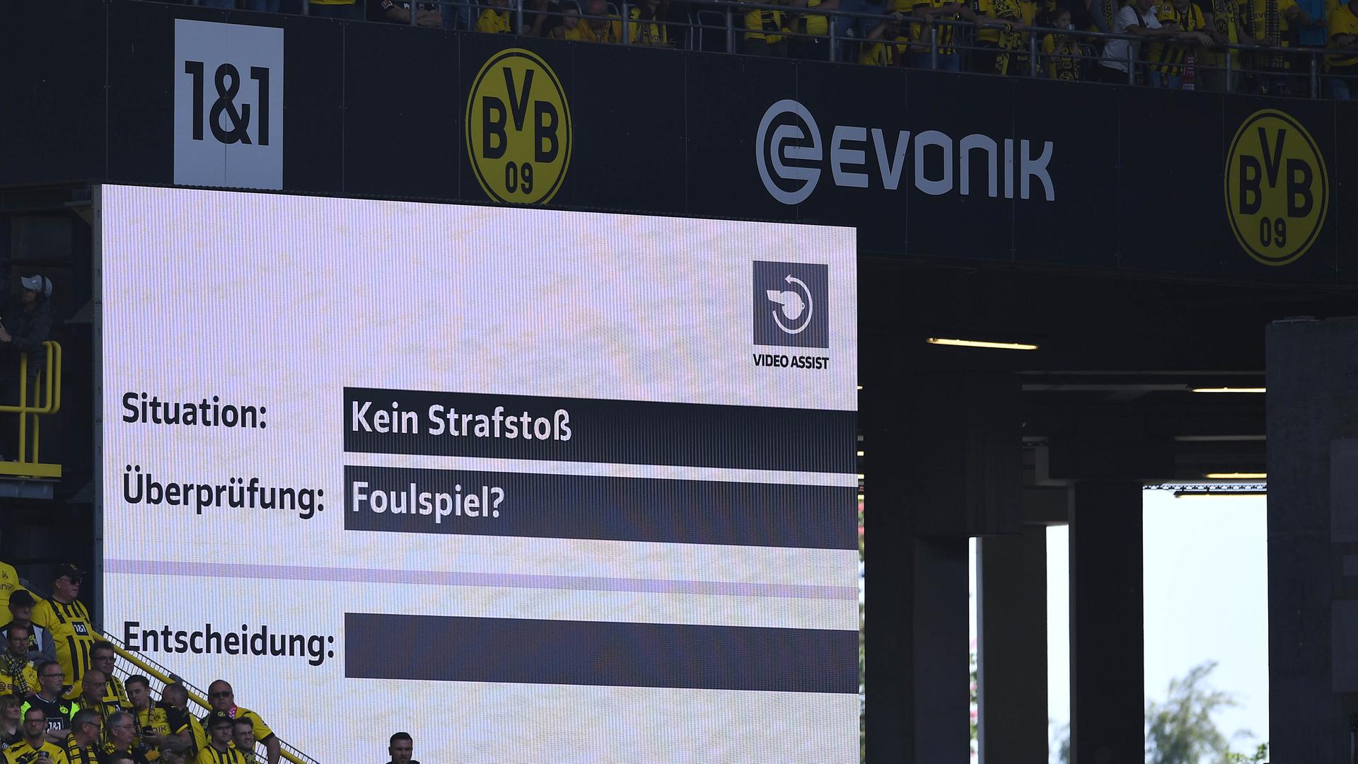 Videobeweis beim Fußball-Bundesligaspiel Borussia Dortmund gegen Mainz 05 Videobeweis beim Fußball-Bundesligaspiel Borussia Dortmund gegen Mainz 05