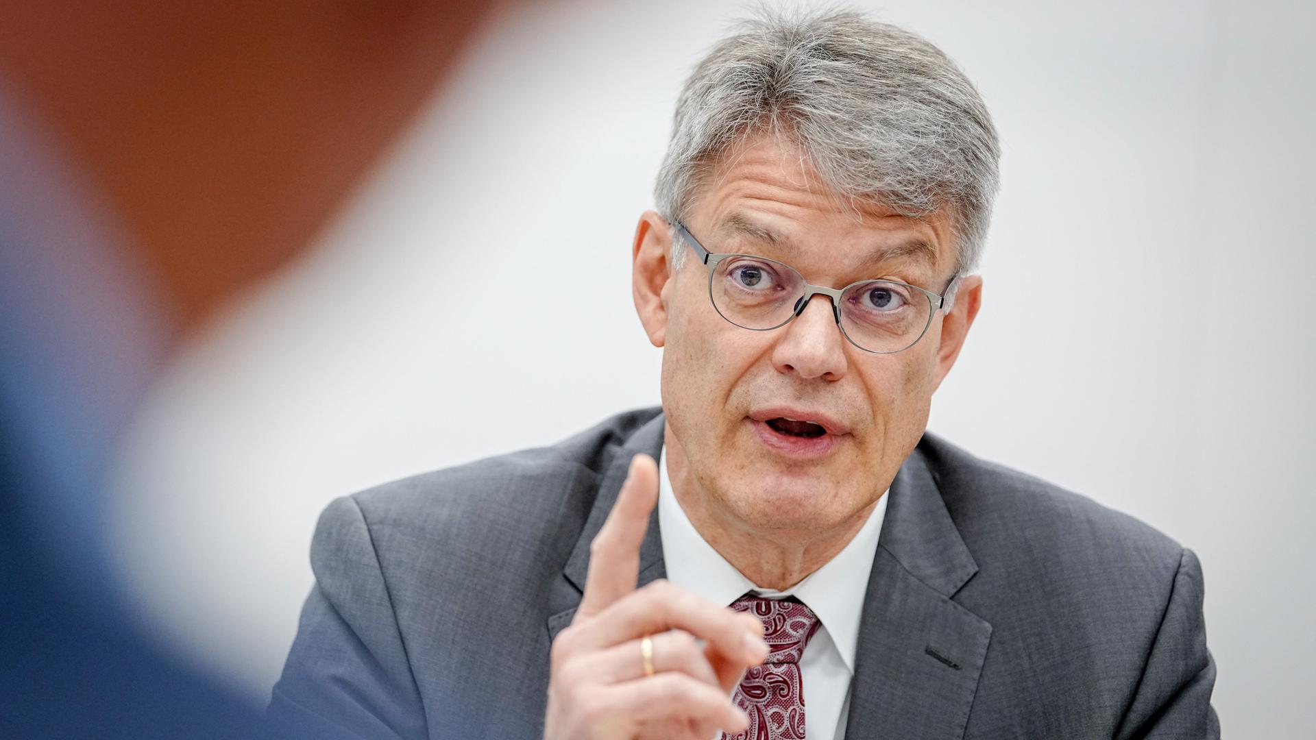 Patrick Schnieder (CDU) gestikuliert in einem Interview mit Journalisten der Deutschen Presseagentur.