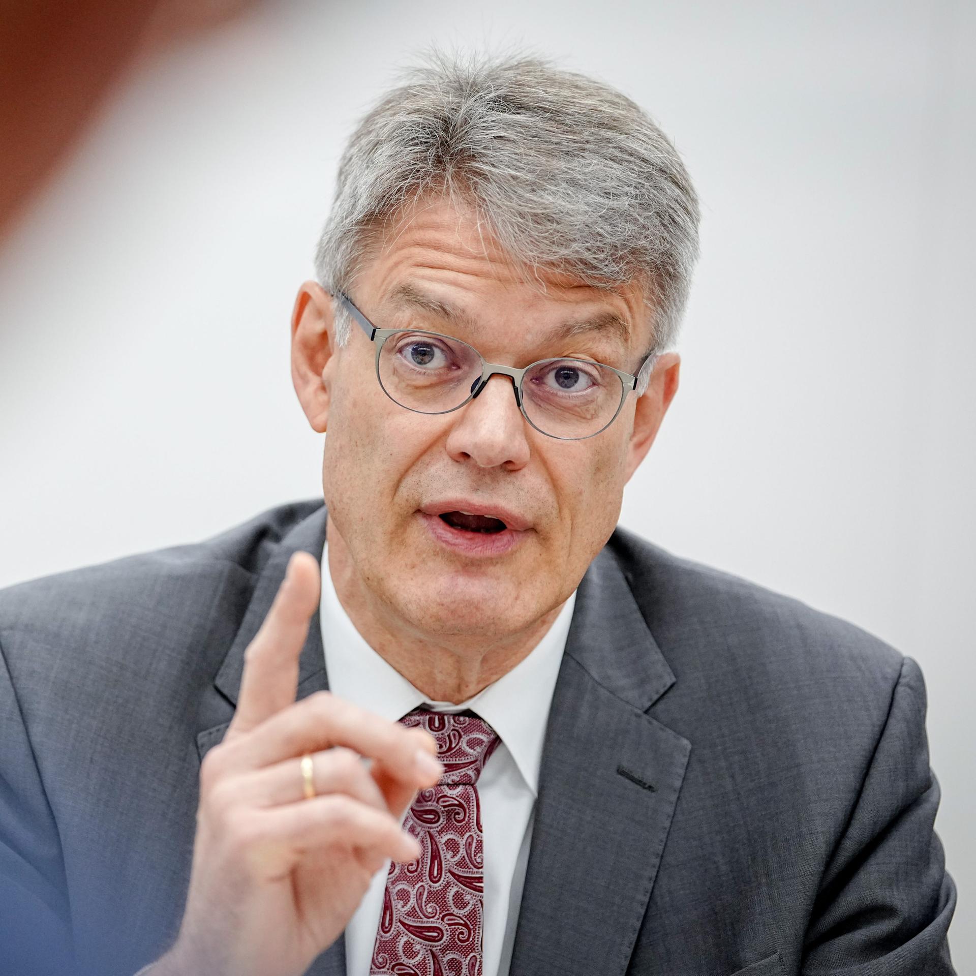 Patrick Schnieder (CDU) gestikuliert in einem Interview mit Journalisten der Deutschen Presseagentur.