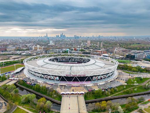 Überblick über den Londoner Olympiapark mit dem Olympiastadion im Vordergrund.