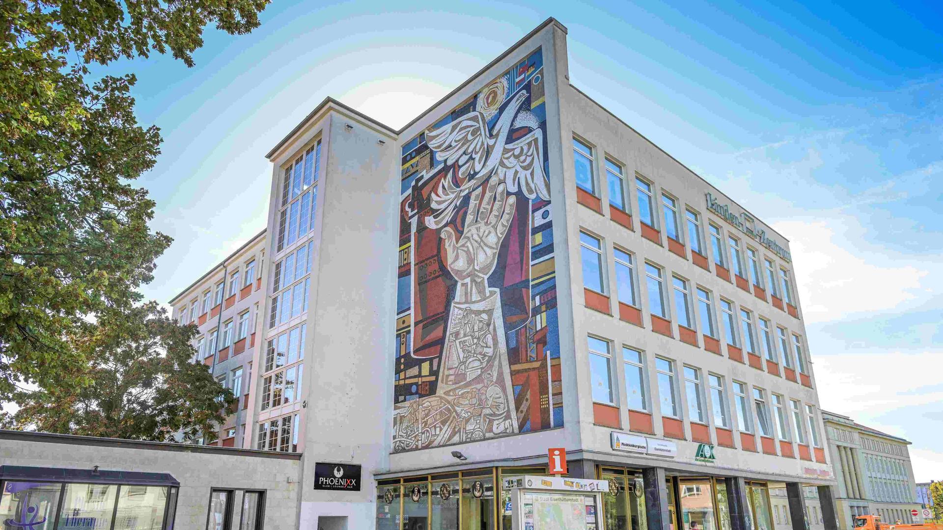 Wandmosaik an der Fassade des ehemaligen Kaufhauses Magnet in Eisenhüttenstadt, Brandenburg: Arbeit für den Frieden, von Walter Womacka: Heute: Lindenzentrum, Stadtbibliothek, Lindenallee. Wandmosaik an der Fassade des ehemaligen Kaufhauses Magnet in Eisenhüttenstadt, Brandenburg: Arbeit für den Frieden, von Walter Womacka: Heute: Lindenzentrum, Stadtbibliothek, Lindenallee.