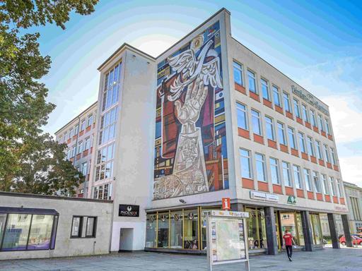 Wandmosaik an der Fassade des ehemaligen Kaufhauses Magnet in Eisenhüttenstadt, Brandenburg: Arbeit für den Frieden, von Walter Womacka: Heute: Lindenzentrum, Stadtbibliothek, Lindenallee.