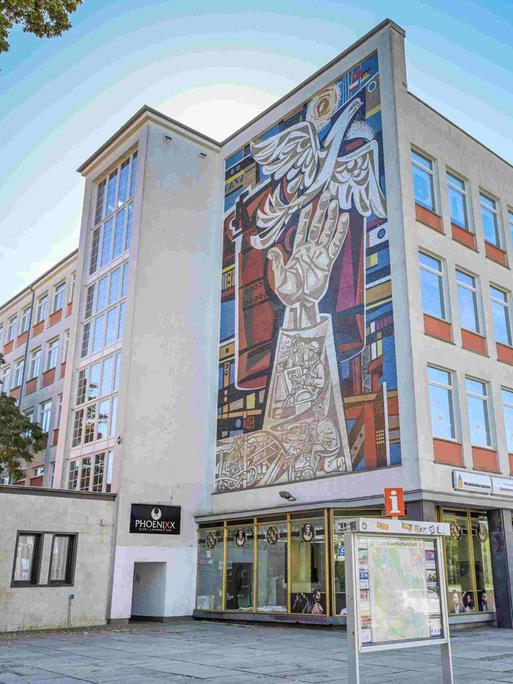 Wandmosaik an der Fassade des ehemaligen Kaufhauses Magnet in Eisenhüttenstadt, Brandenburg: Arbeit für den Frieden, von Walter Womacka: Heute: Lindenzentrum, Stadtbibliothek, Lindenallee. Wandmosaik an der Fassade des ehemaligen Kaufhauses Magnet in Eisenhüttenstadt, Brandenburg: Arbeit für den Frieden, von Walter Womacka: Heute: Lindenzentrum, Stadtbibliothek, Lindenallee.