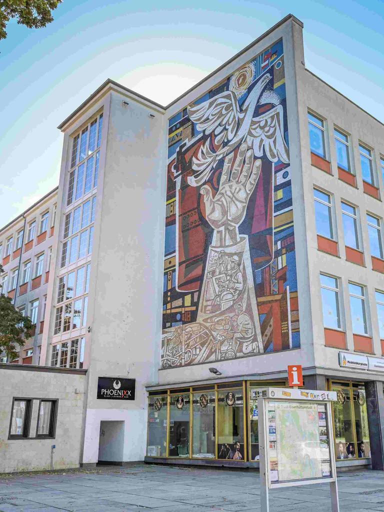 Wandmosaik an der Fassade des ehemaligen Kaufhauses Magnet in Eisenhüttenstadt, Brandenburg: Arbeit für den Frieden, von Walter Womacka: Heute: Lindenzentrum, Stadtbibliothek, Lindenallee.