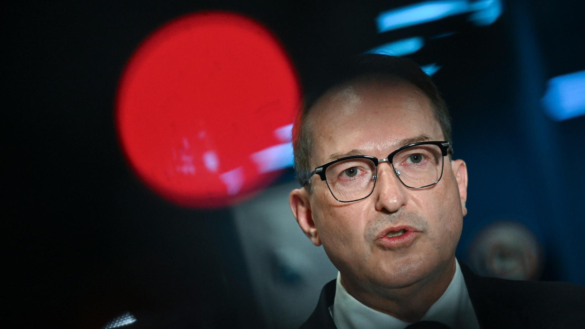 Alexander Dobrindt (CSU), Bundesinnenminister, spricht bei einer Pressekonferenz in einem Terminal des Flughafens Leipzig/Halle. Alexander Dobrindt (CSU), Bundesinnenminister, spricht bei einer Pressekonferenz in einem Terminal des Flughafens Leipzig/Halle.