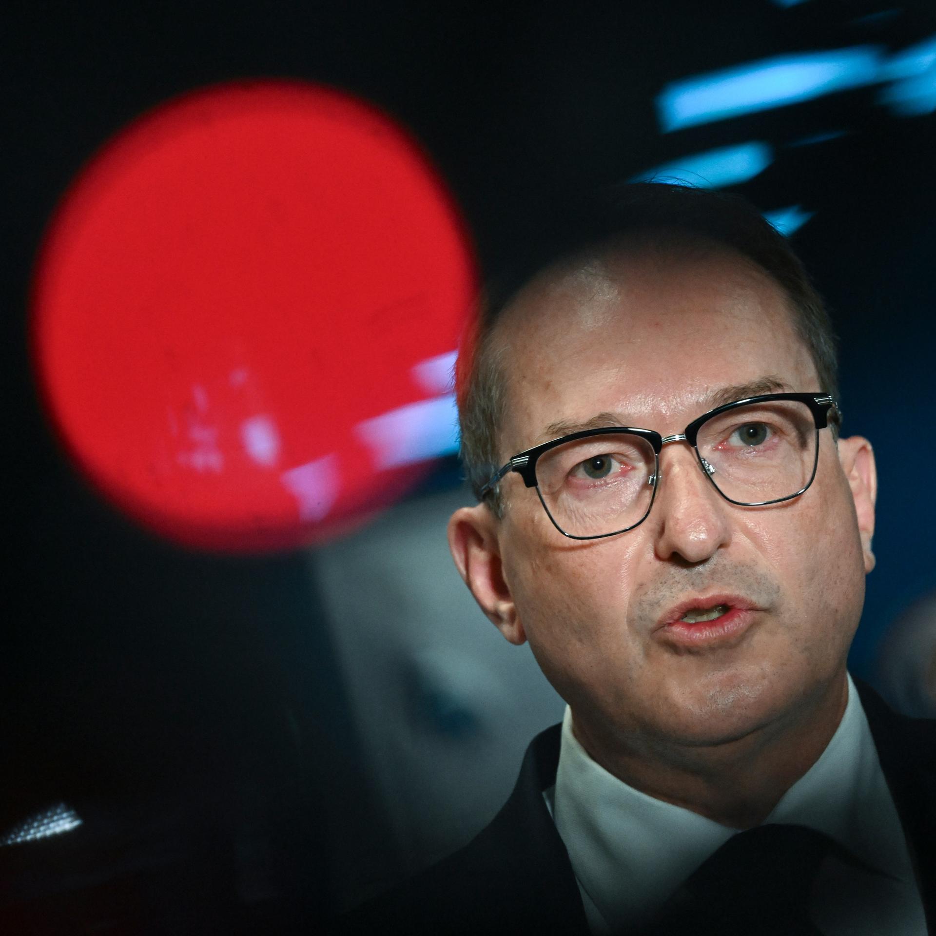 Alexander Dobrindt (CSU), Bundesinnenminister, spricht bei einer Pressekonferenz in einem Terminal des Flughafens Leipzig/Halle.