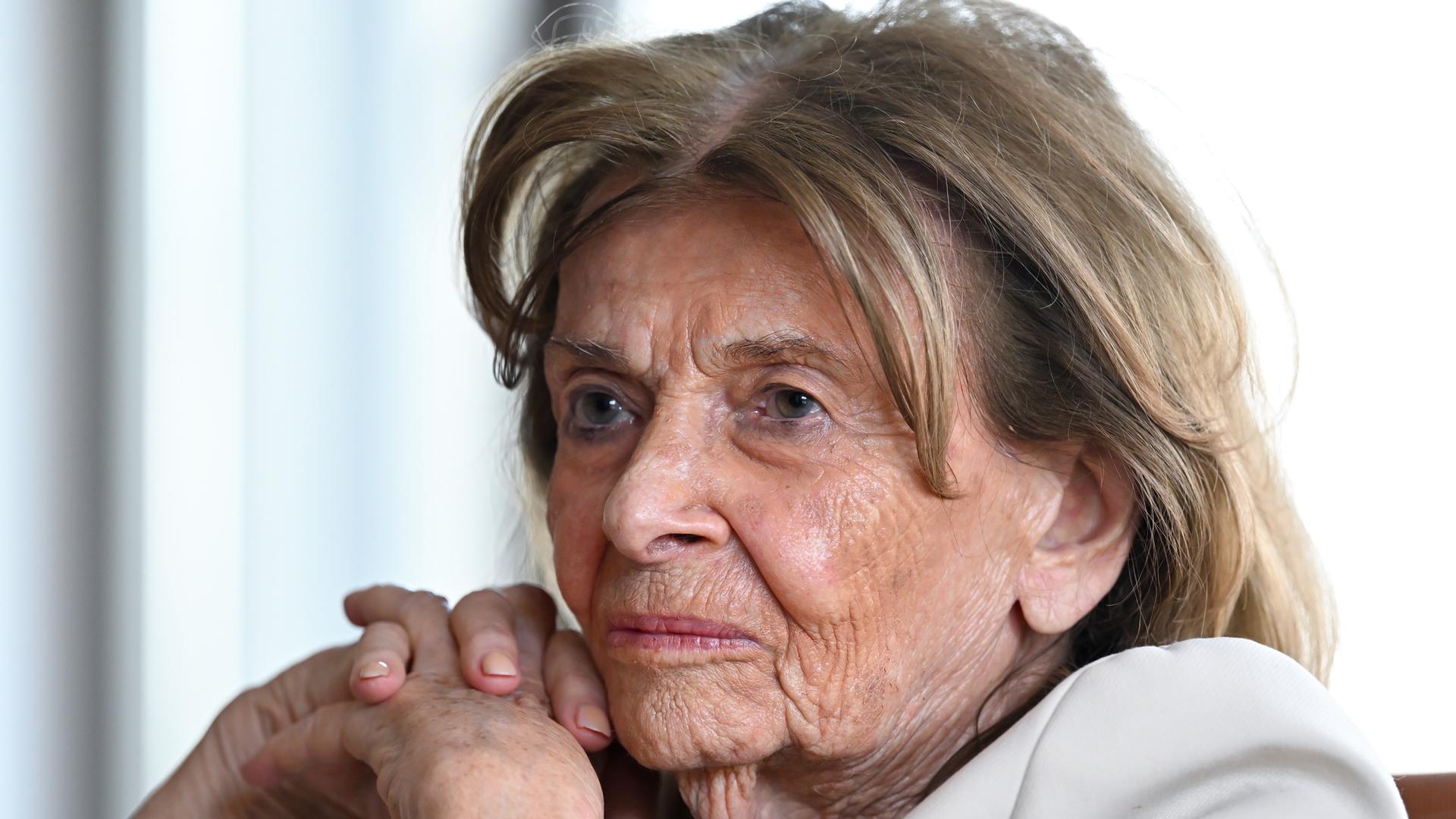 Charlotte Knobloch, Präsidentin der Israelitischen Kultusgemeinde München und Oberbayern, im Porträt. Sie schaut nachdenklich und hat die Hände vor dem Gesicht gefaltet. 