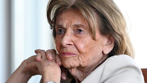 Charlotte Knobloch, Präsidentin der Israelitischen Kultusgemeinde München und Oberbayern, im Porträt. Sie schaut nachdenklich und hat die Hände vor dem Gesicht gefaltet. 