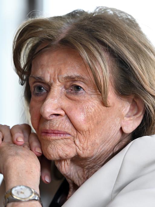 Charlotte Knobloch, Präsidentin der Israelitischen Kultusgemeinde München und Oberbayern, im Porträt. Sie schaut nachdenklich und hat die Hände vor dem Gesicht gefaltet. Charlotte Knobloch, Präsidentin der Israelitischen Kultusgemeinde München und Oberbayern, im Porträt. Sie schaut nachdenklich und hat die Hände vor dem Gesicht gefaltet.