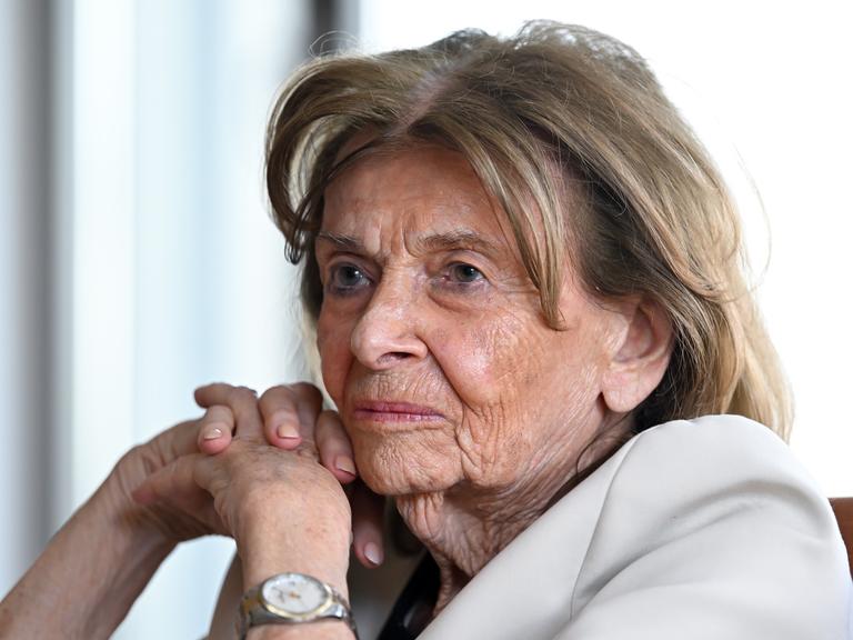 Charlotte Knobloch, Präsidentin der Israelitischen Kultusgemeinde München und Oberbayern, im Porträt. Sie schaut nachdenklich und hat die Hände vor dem Gesicht gefaltet. Charlotte Knobloch, Präsidentin der Israelitischen Kultusgemeinde München und Oberbayern, im Porträt. Sie schaut nachdenklich und hat die Hände vor dem Gesicht gefaltet.