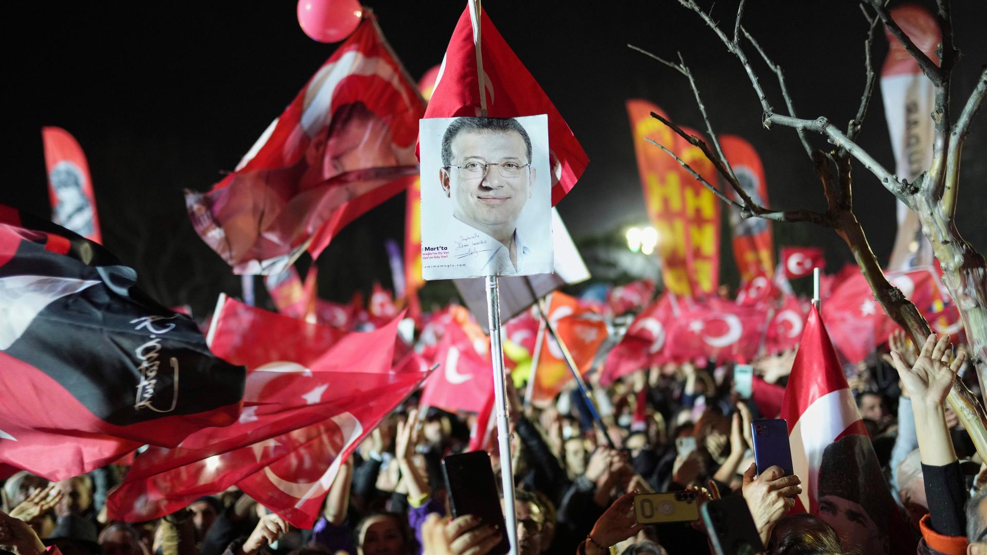 Demonstranten schwenken Fahnen und halten Bilder des festgenommenen Istanbuler Bürgermeisters Imamoglu hoch. Demonstranten schwenken Fahnen und halten Bilder des festgenommenen Istanbuler Bürgermeisters Imamoglu hoch.