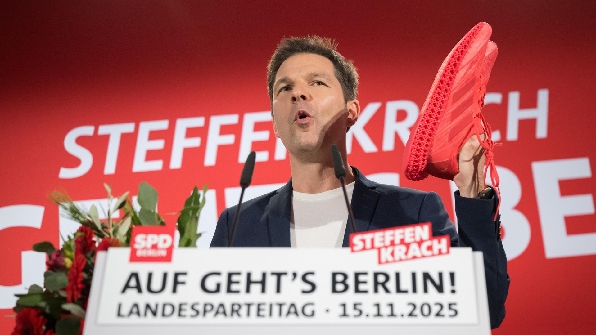 Steffen Krach, Spitzenkandidat der SPD für die Wahl zum Berliner Abgeordnetenhaus 2026, spricht während des Landesparteitags der SPD Berlin nach seiner Nominierung. 