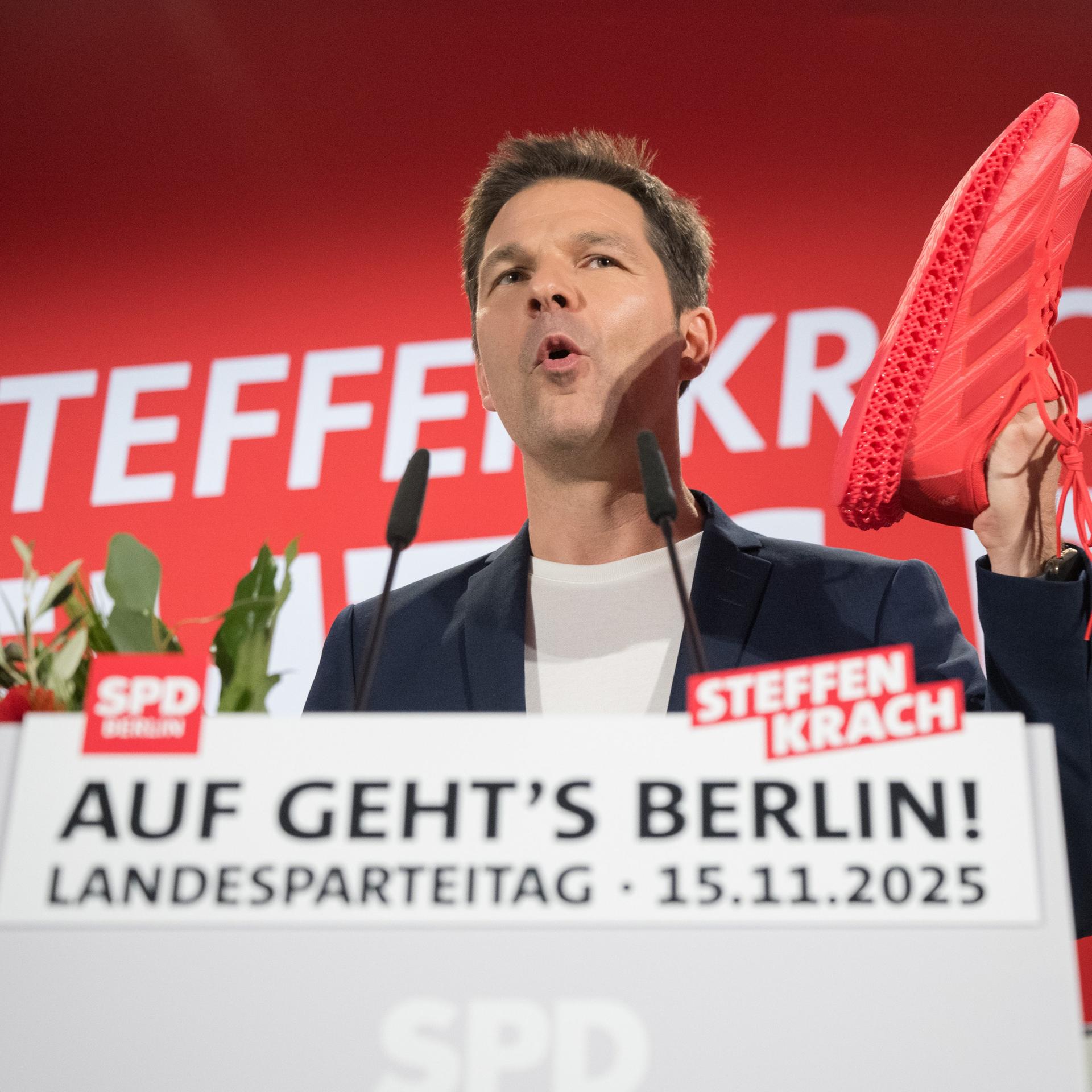 Steffen Krach, Spitzenkandidat der SPD für die Wahl zum Berliner Abgeordnetenhaus 2026, spricht während des Landesparteitags der SPD Berlin nach seiner Nominierung. 