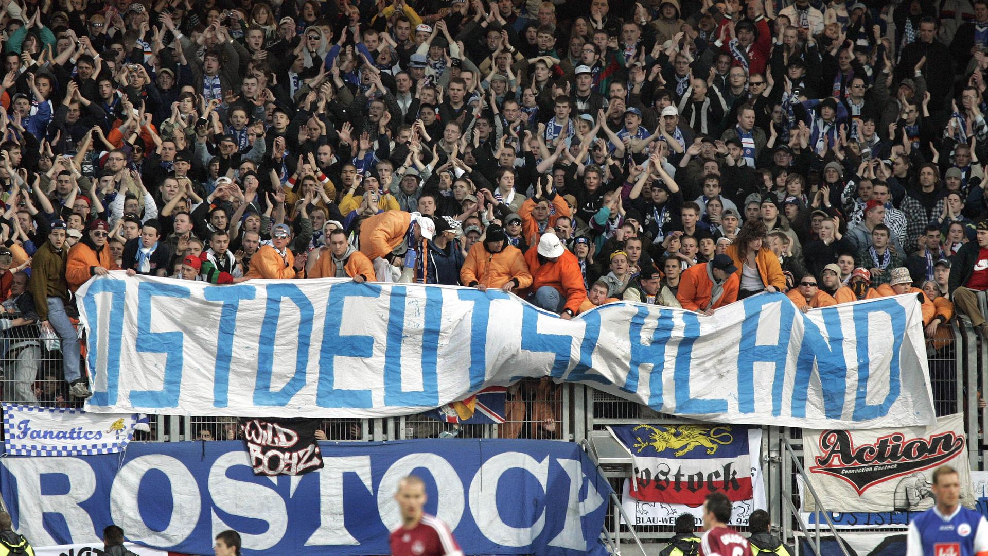 Fans von Hansa Rostock präsentieren ein Banner mit der Aufschrift "Ostdeutschland".