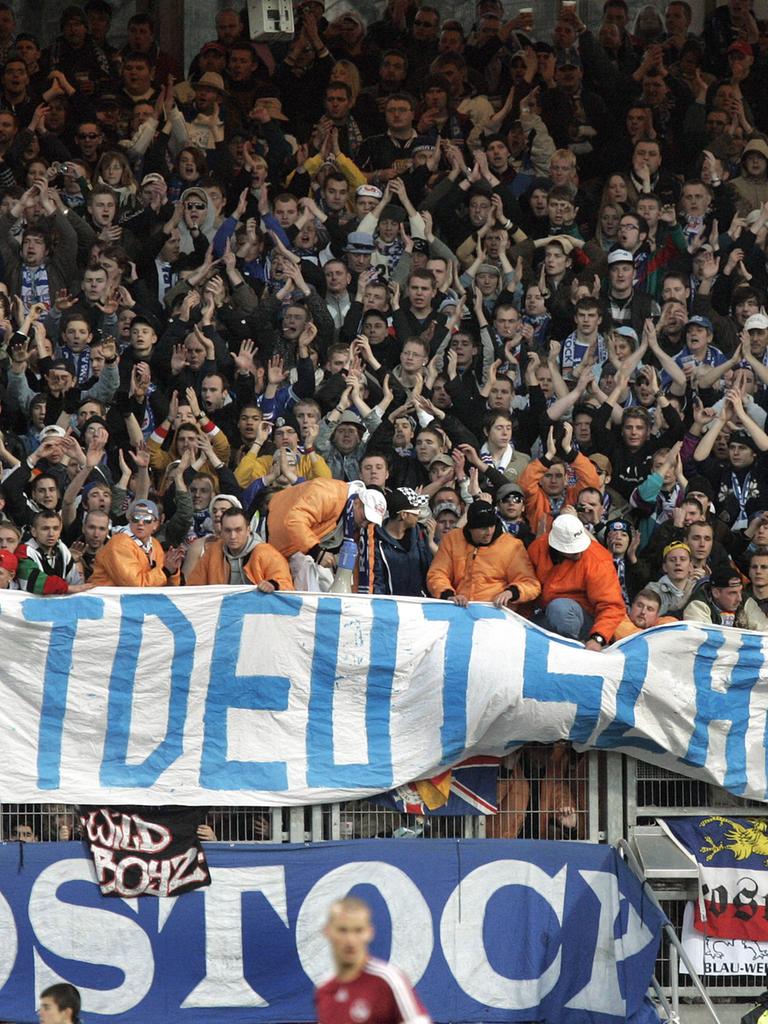 Fans von Hansa Rostock präsentieren ein Banner mit der Aufschrift "Ostdeutschland".