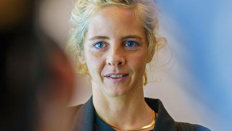 Maren Kames, Autorin des Romans „Hasenprosa“, steht vor der Preisverleihung des Deutschen Buchpreises 2024 im Römer.