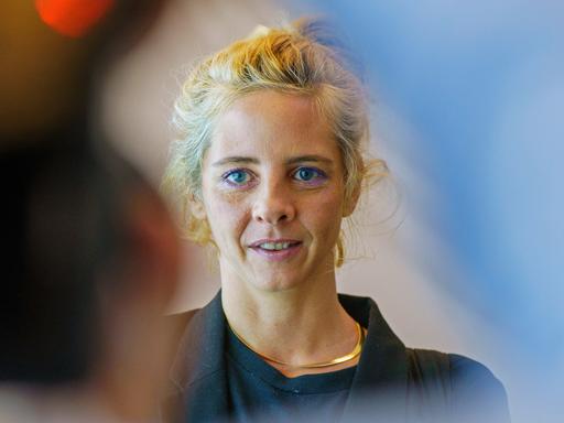 Maren Kames, Autorin des Romans „Hasenprosa“, steht vor der Preisverleihung des Deutschen Buchpreises 2024 im Römer.