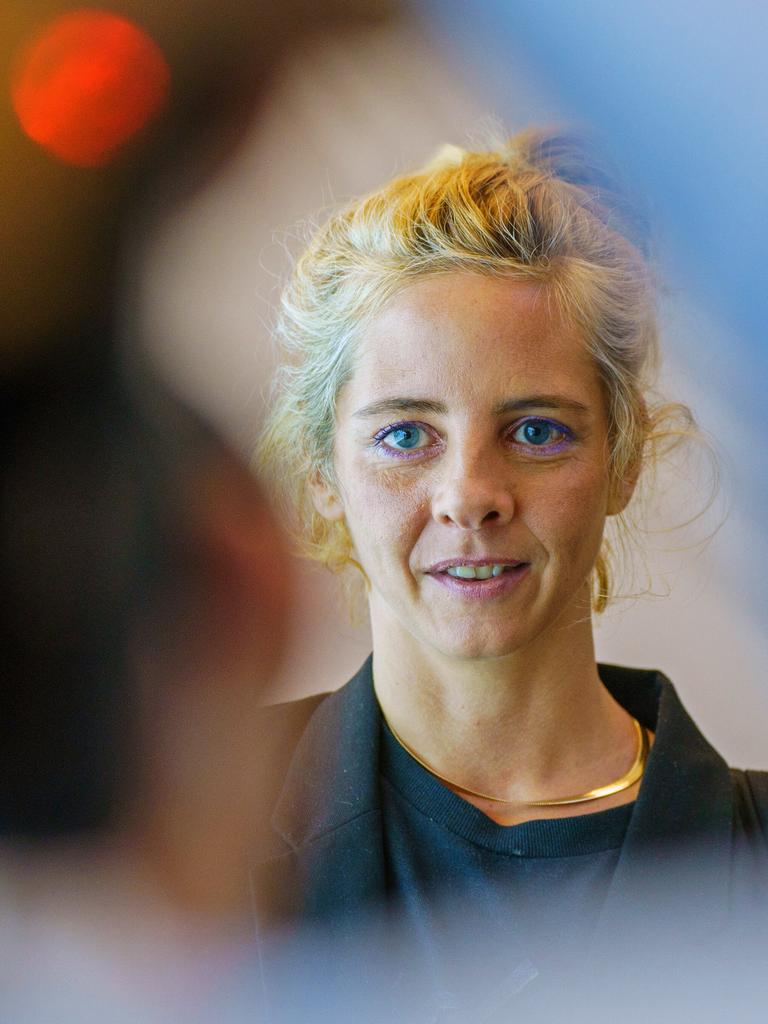 Maren Kames, Autorin des Romans „Hasenprosa“, steht vor der Preisverleihung des Deutschen Buchpreises 2024 im Römer.