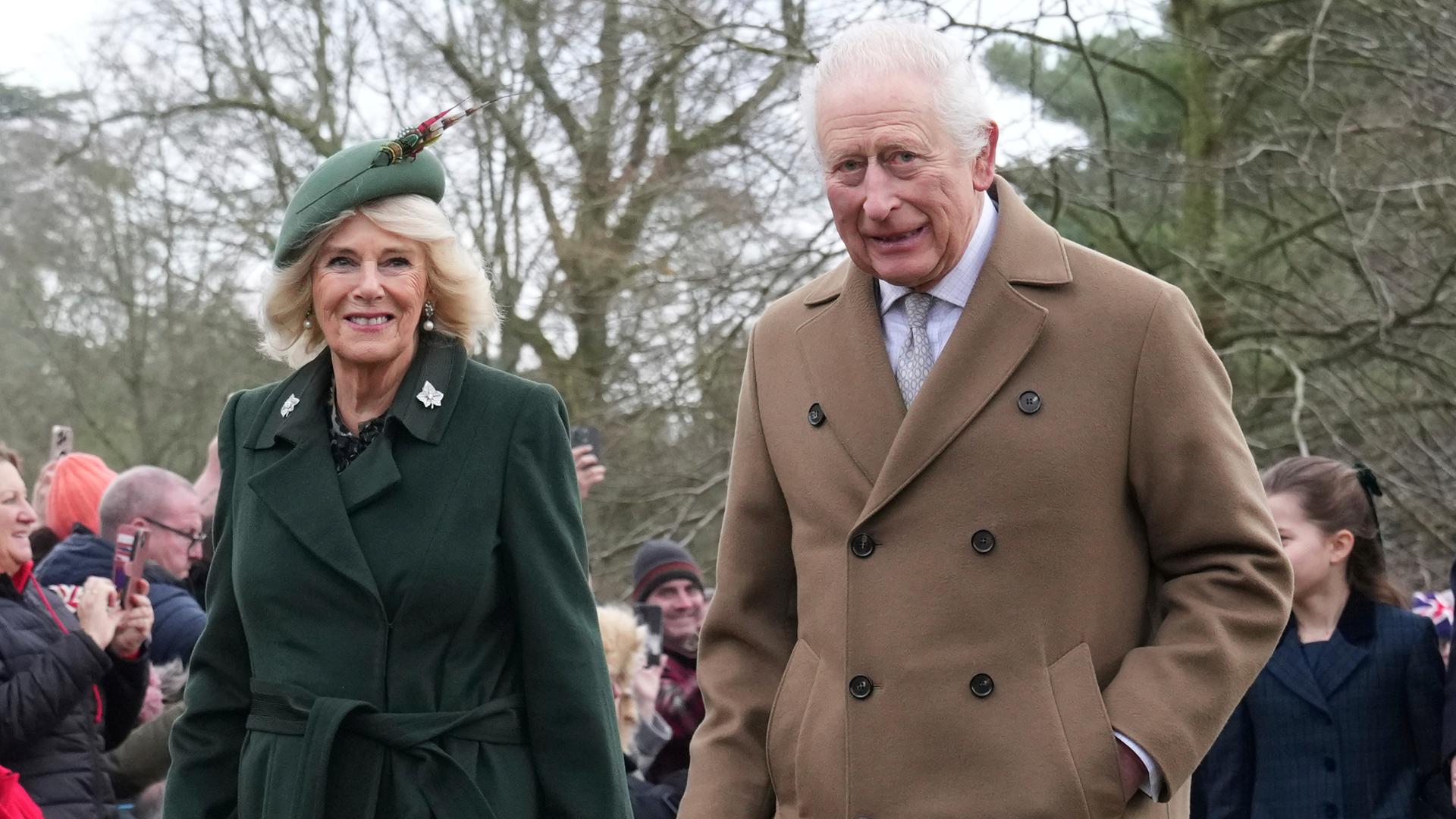 Der britische König Charles III. und Königin Camilla kommen zum Weihnachtsgottesdienst in der St. Mary Magdalene Church. 