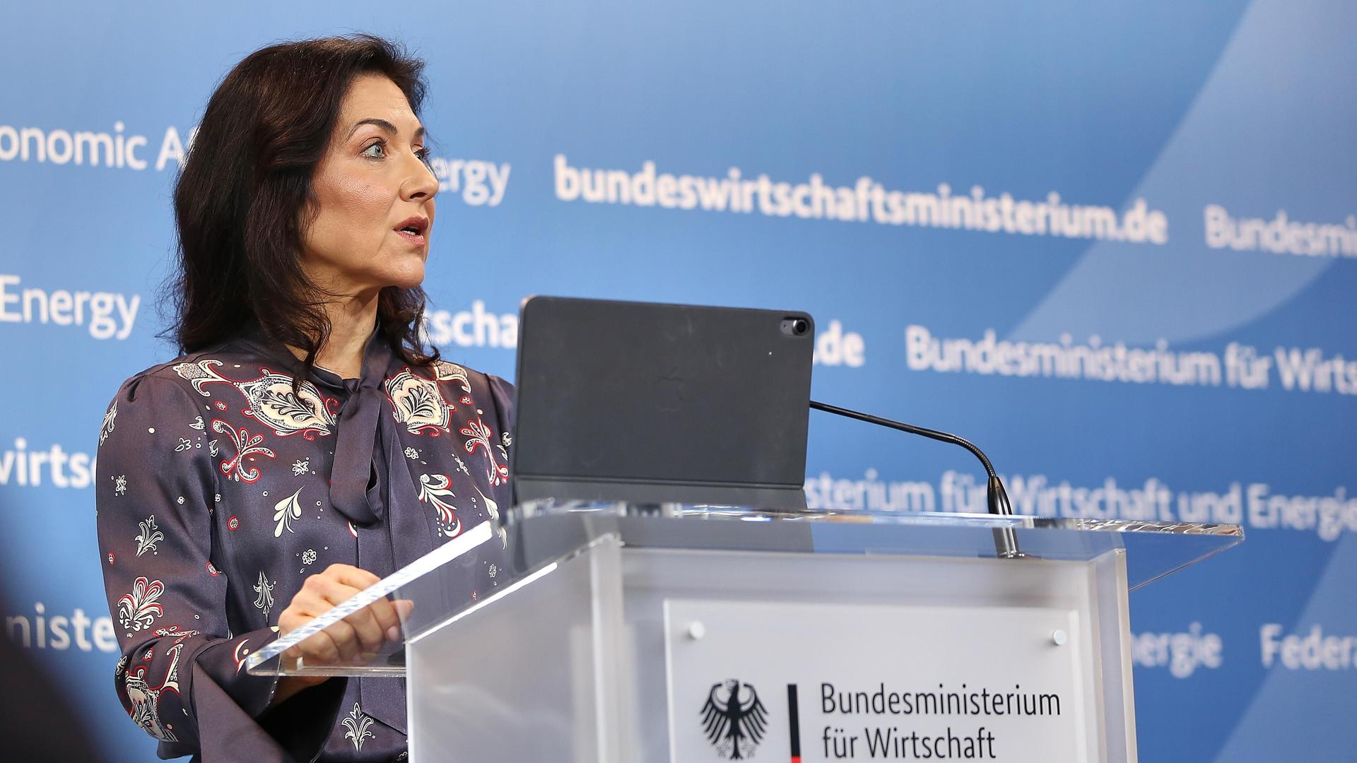 Bundesministerin für Wirtschaft und Energie Katherina Reiche spricht in ihrem Ministerium.