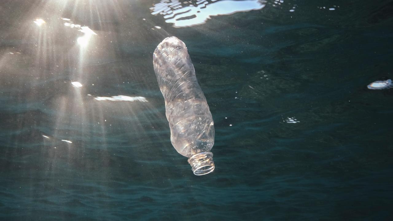 Eine Plastikflasche treibt im Meer