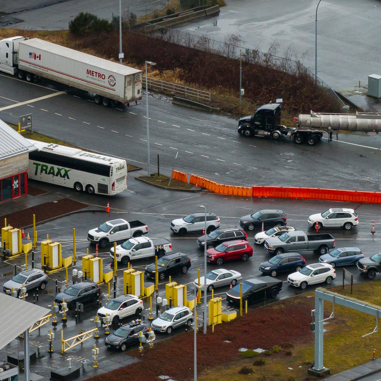 Luftbild eines Grenzübergangs zwischen Kanada und den USA: Autos warten in einer Schlange, daneben ist ein LKW zu sehen.