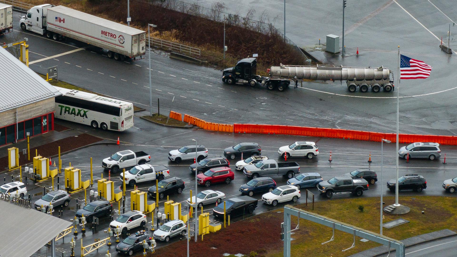 Luftbild eines Grenzübergangs zwischen Kanada und den USA: Autos warten in einer Schlange, daneben ist ein LKW zu sehen.