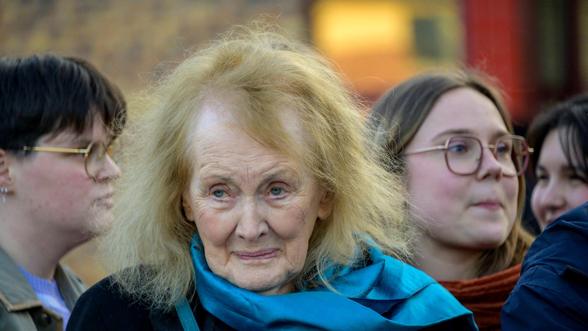 Literatur-Nobelpreisträgerin Annie Ernaux mit Mantel und Schal Literatur-Nobelpreisträgerin Annie Ernaux mit Mantel und Schal