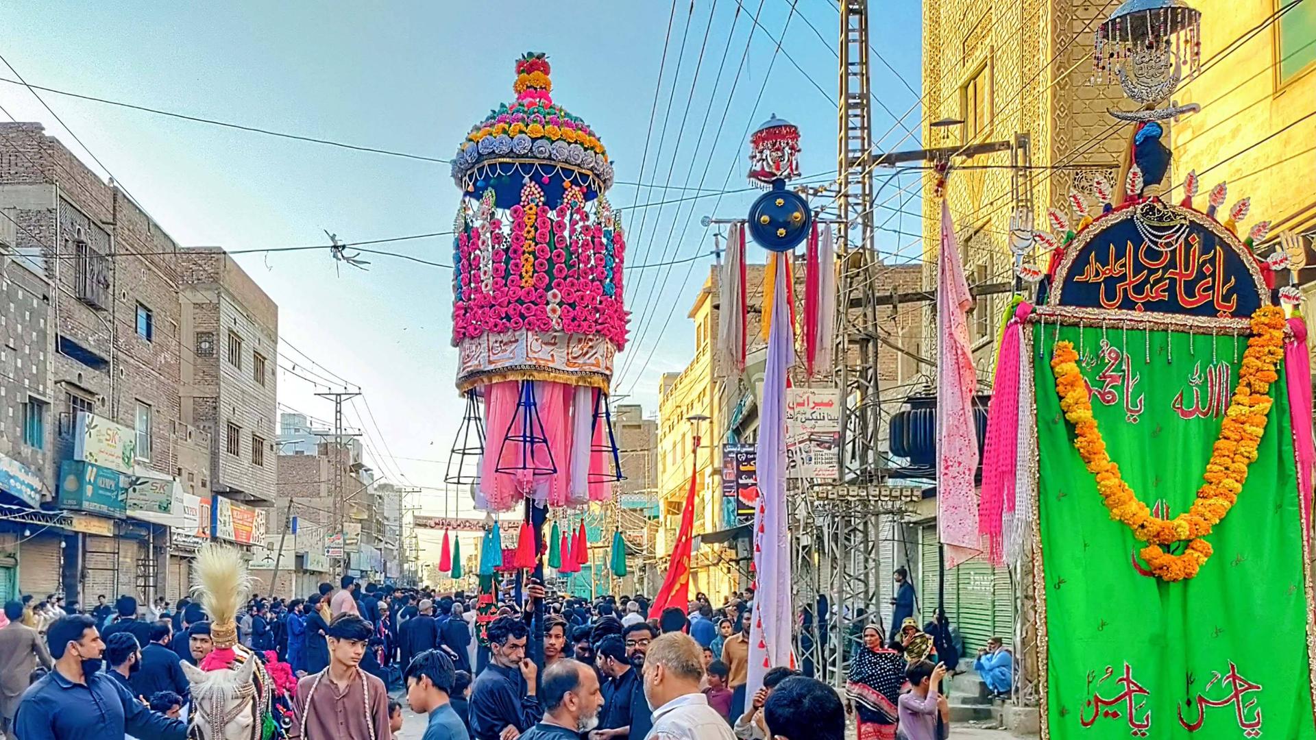 Schiitische Muslime halten eine Trauerprozession in Sukkur, Pakistan, am 10. März 2026