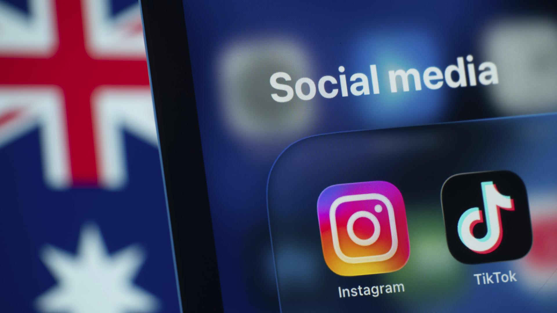 Auf einem Smartphone Bildschirm wird die Instagram und Tiktok App mit einer australischen Flagge im Hintergrund angezeigt. Australien verbietet Kindern die Nutzung sozialer Medien