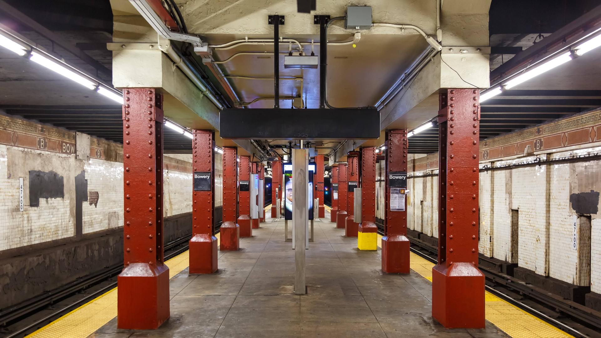 Ein Blick in eine U-Bahn-Station in New York, in der Mitte der Bahnsteig, daneben die Gleise.