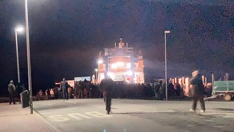 Schüttsiel: Wütende Bauern hindern Vizekanzler Robert Habeck (Grüne) in Schlüttsiel in Schleswig-Holstein am Verlassen einer Fähre.