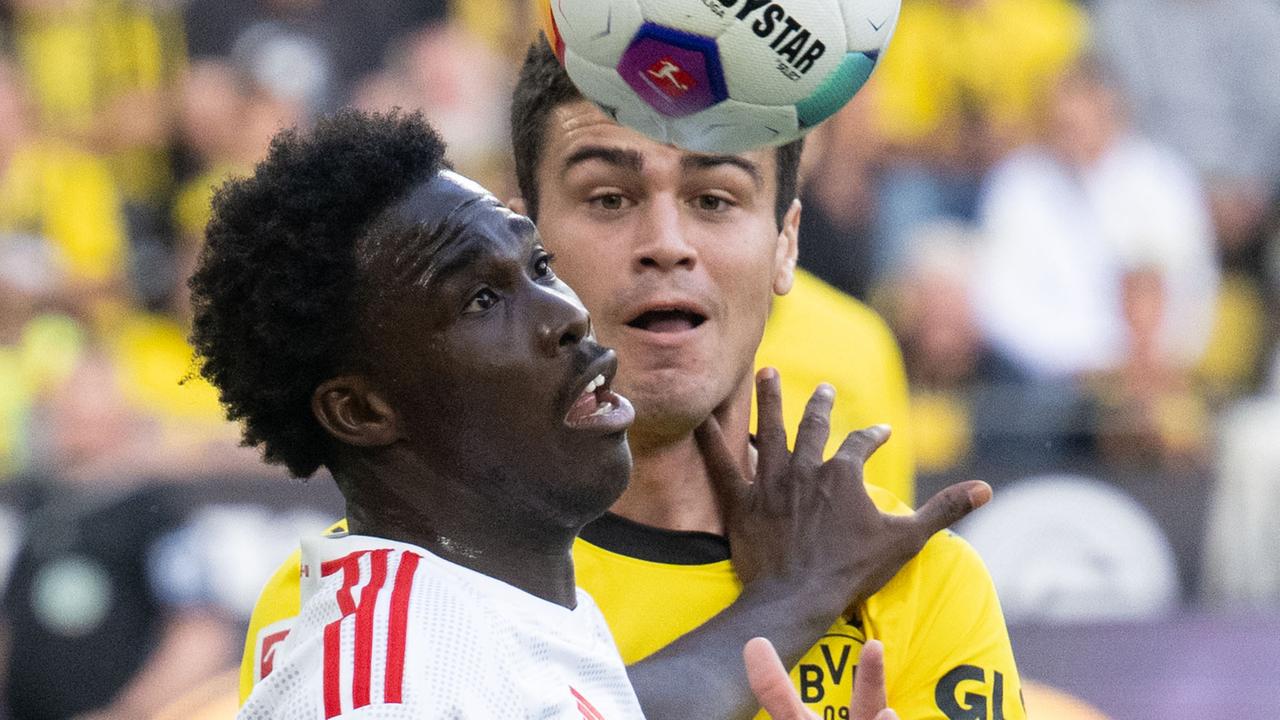 Fofana im weißen Trikot mit roten Streifen kämpft gegen Reyna im schwarz-gelben Trikot um einen Ball in Kopfhöhe. Fofana im weißen Trikot mit roten Streifen kämpft gegen Reyna im schwarz-gelben Trikot um einen Ball in Kopfhöhe.