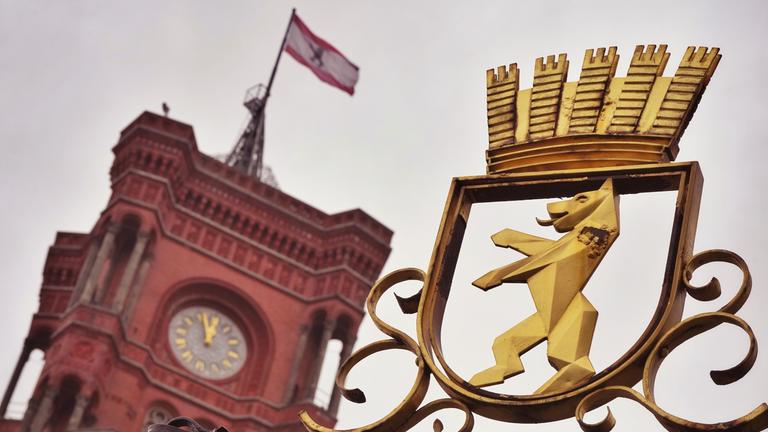 Das vergoldete Stadtwappen von Berlin mit dem Bären und einer Krone ist vor dem Roten Rathaus zu sehen.