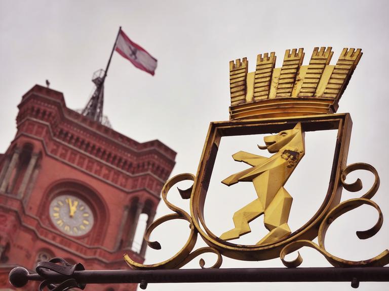 Das vergoldete Stadtwappen von Berlin mit dem Bären und einer Krone ist vor dem Roten Rathaus zu sehen.