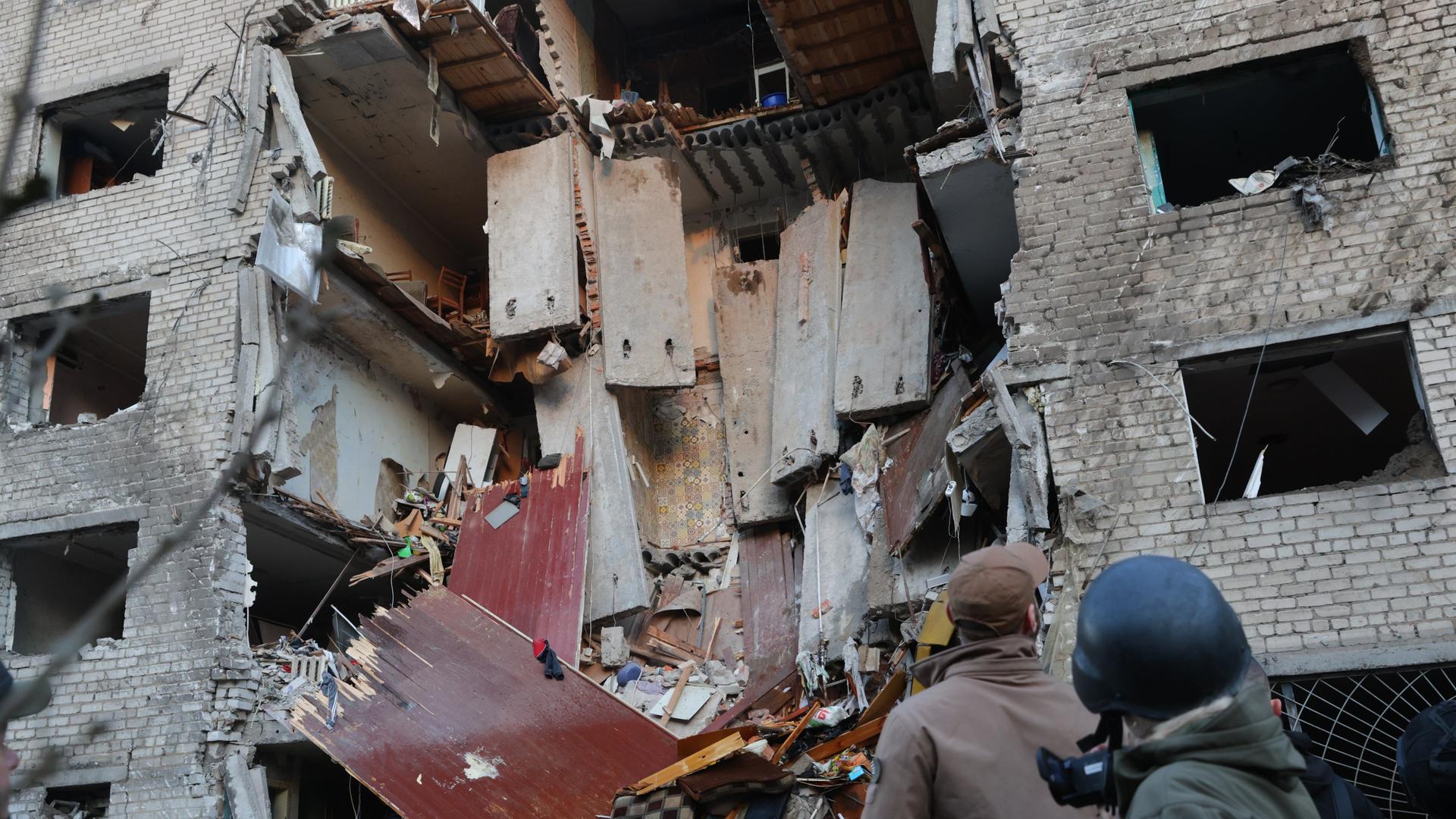 Ein zerstörtes Gebäude, Wände und Fenster sind geborsten oder nicht mehr vorhanden. 